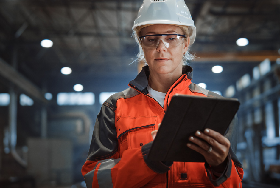 Manual Worker With Clipboard And Hardhat (1)